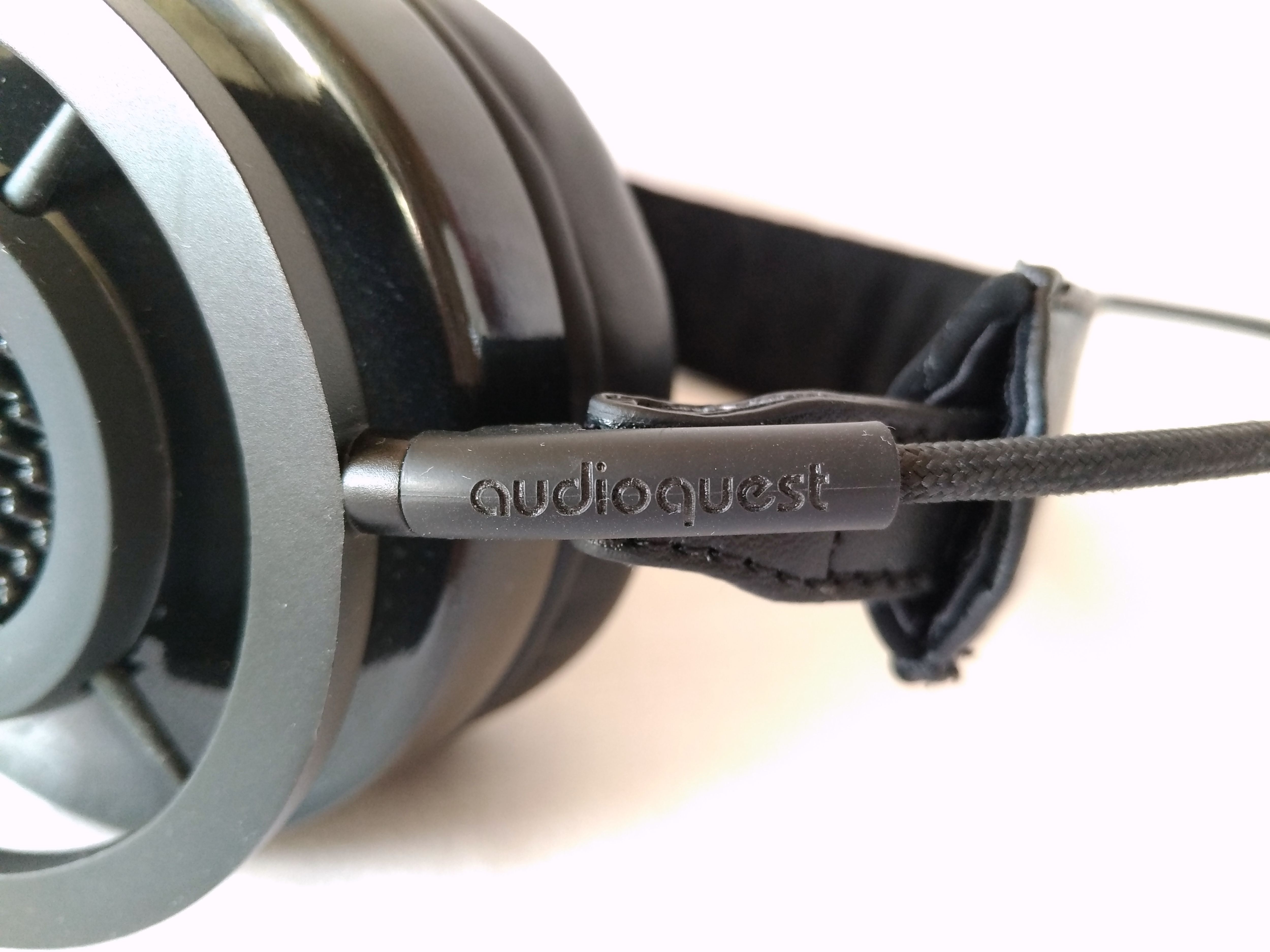 AudioQuest NightHawk Carbon plastikowy łącznik pałąka z podkową