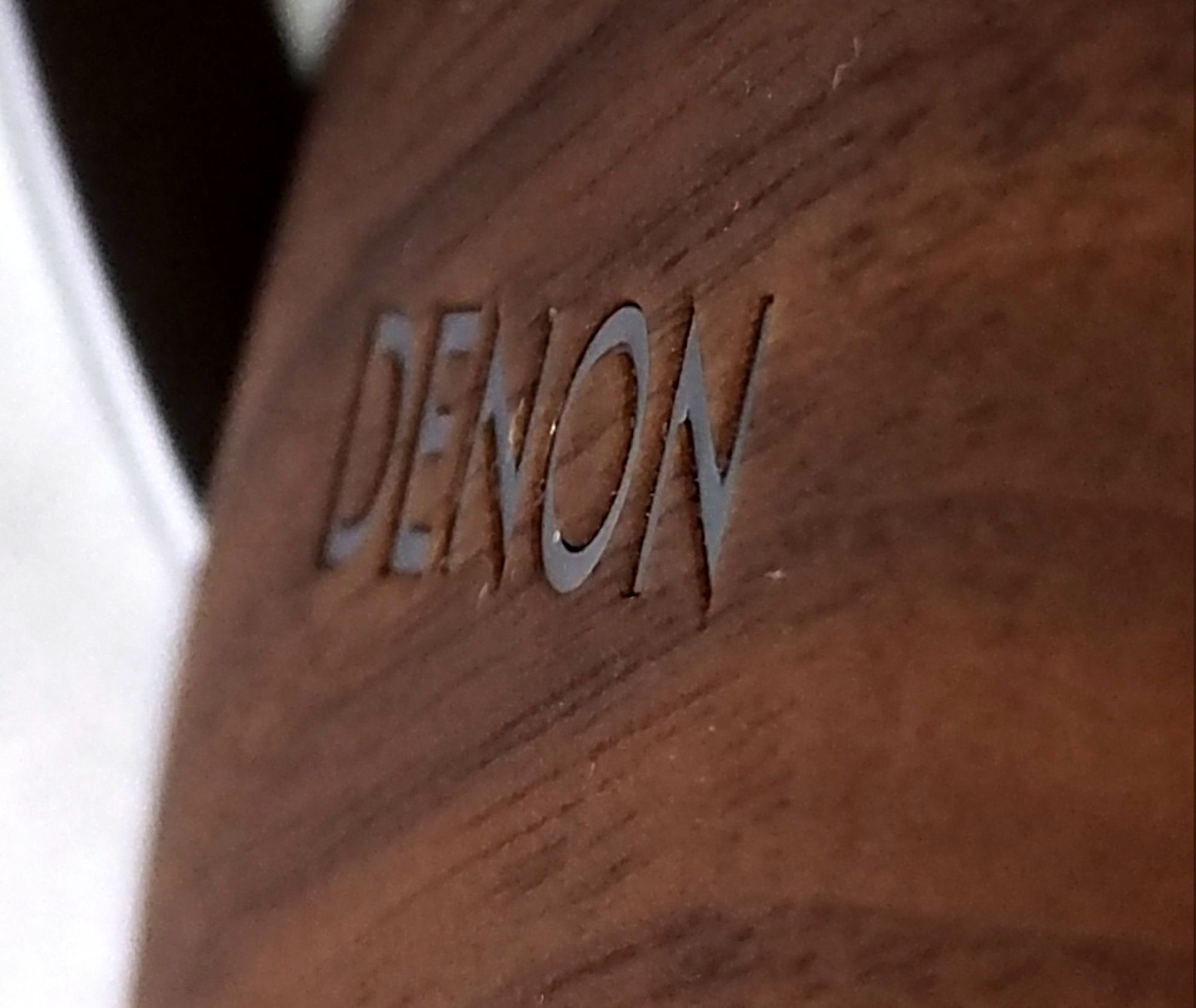 Denon AH D7200 metalowe logo w drewnie