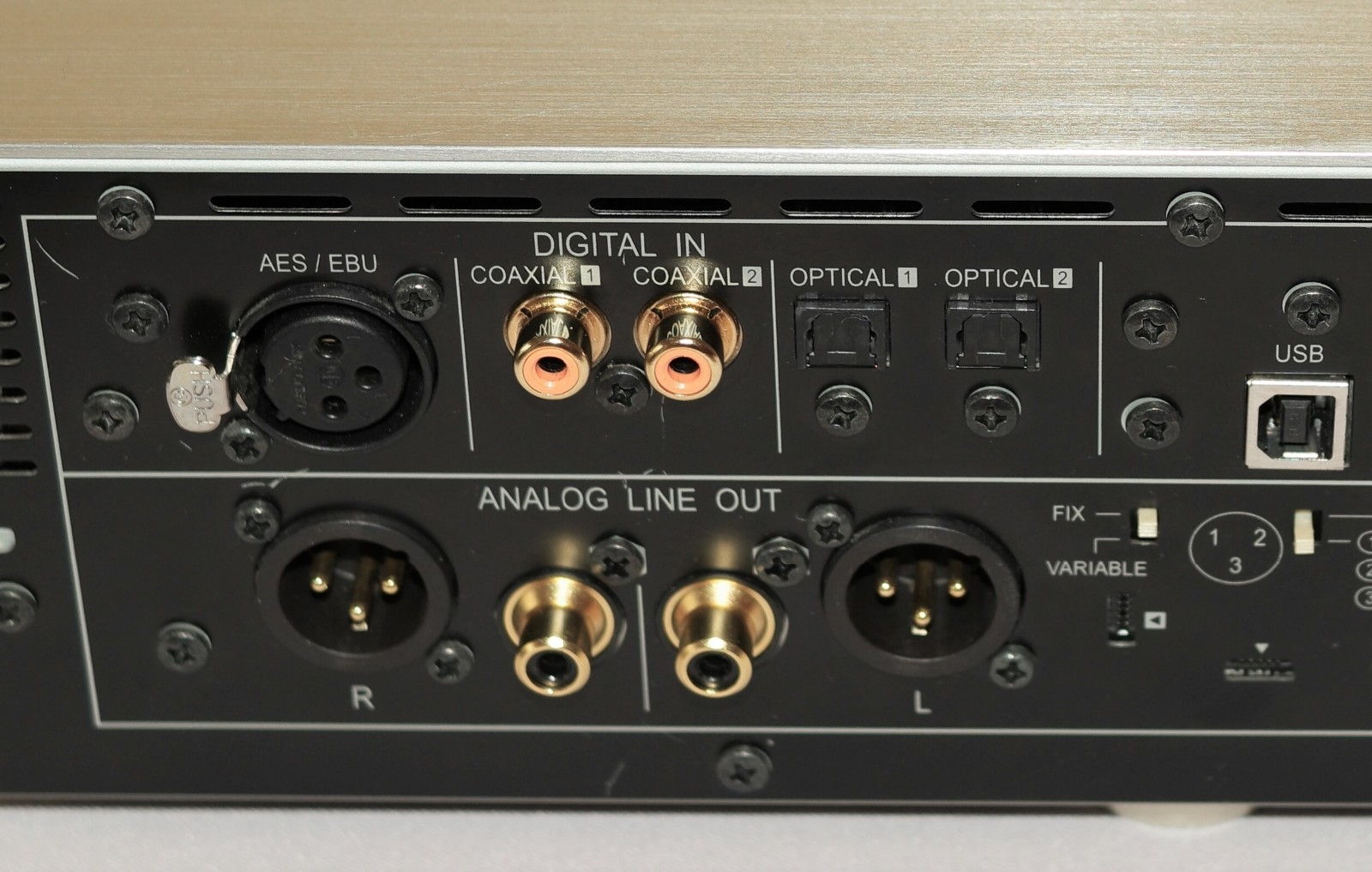 pioneer u 05 wejscia cyfrowe i ponizej wyjscia analogowe